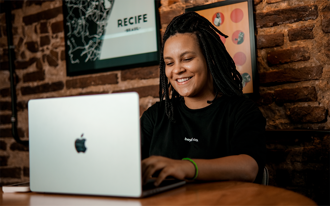 Colaboradora do Extreme Group utilizando notebook